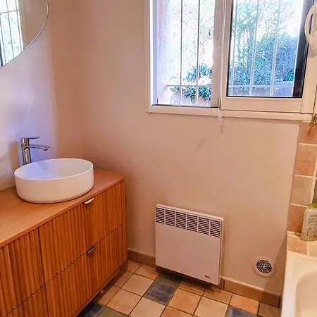 à Fautea, 8 Pers, Piscine Chauffée, Pieds Dans L'eau *