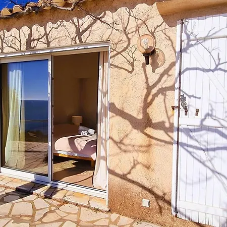 à Fautea, 8 Pers, Piscine Chauffée, Pieds Dans L'eau Villa *