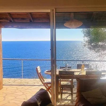 à Fautea, 8 Pers, Piscine Chauffée, Pieds Dans L'eau Villa